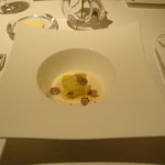 ラール・エ・ラ・マニエール - ハタとちりめんじゃことちりめんキャベツのロールキャベツ　カブラのソース　トリュフ添え。　