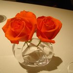 ラール・エ・ラ・マニエール - テーブルの上の薔薇。