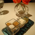 ラール・エ・ラ・マニエール - 左から。砂糖、ミルク、蜂蜜。