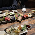 吉祥寺 三うら - 美味しい物で賑わうテーブル