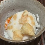ぬま田 - 卵かけ御飯　メレンゲをかけて　海老の天ぷらかのって完成