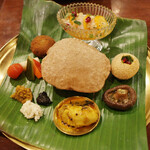 ガネーシュ - 鮪のカトレット、ホタテと金柑のマリネ、チキンピクルス入りパニプリ、椎茸のスパイスソテー、オイスターピクルス、海苔チャツネ、ココナッツチャツネ、きのこチャツネ、ベジタブルピクルス、プレーンプーリー