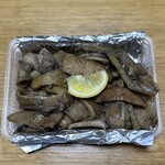 炭火焼鶏 吉松 - 地鶏皮焼はコリコリ食感。レモンを絞ってぶっ掛けるとコレまた味が引き締まる。やっぱり旨い。