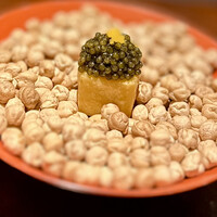 中土 - ❶パニス
                  〜南フランスのお料理。ひよこ豆を粉にして胡麻豆腐のようにして揚げた一品。キャビア、オレンジをのせて淡白な味わいにインパクト