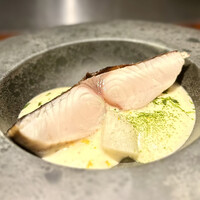 中土 - ❼愛媛藤本さんのサワラ
                〜広島産サワラを特殊な調理法で味わいを浸透させ、皮目は香ばしく焼き上げたもの。瀬戸内の海藻出汁をオリーブオイルでフワッとさせたソースで。流石は藤本さんのサワラには感心してしまう