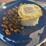 BIANCHI mini me - 味付けは濃い目。目玉焼きは黄身がトロリ。脂も美味しい。