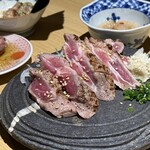 酒、銀シャリ、おだし やちよ - 生ラムの藁焼きたたき