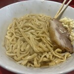 ラーメン二郎 - タレに絡めた極上の麺