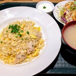 幸せのはし - 杏仁豆腐、味噌汁、サラダが付いてきます。