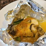 鉄板焼なにわ - ②真鯛(瀨戸内海産)&松きのこ(広島県世羅産)&人参&小松菜、ブイヤベースのホイル包み焼き
            白身魚に濃いめのブイヤベース、鉄板焼きステーキ店らしい味わいですね