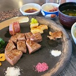 鉄板焼なにわ - ③焼き野菜(ズッキーニ、薩摩芋、エリンギ)
            ④黒毛和牛ロース(北海道産)《80g》【レア】
            ⑤白ご飯⑥お味噌汁⑦お漬け物(柴漬け&蕪)