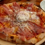 Cafe Chaana - 浜ハムと半熟卵のピザ。