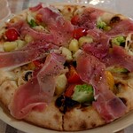 Cafe Chaana - 生ハムと彩り野菜のピザ。