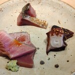 すしやのたい悟 - 上から時計廻りに、しめ鯖の炙り、蛸の桜煮、めじ鮪の藁焼き
