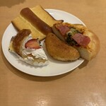 ブーランジェリ･エ･カフェ　オブジェ - 食べほ5巡目♡ラコステ♡オーナーの気まぐれピッツァ♡ブルドポークのカレーパン♡季節のフルーツデニッシュ♡イチゴ♡ダブルクリーム♡