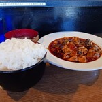 恋人は麻婆豆腐 - ご飯は450gまで無料なのは嬉しいですね！ブラス100円で800gまで増量出来ます