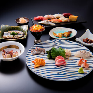 多彩な料理と自慢の握りが堪能できるおまかせコースが一押し