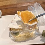 吉祥果 - 食べかけごめんなさい。フォークは普通に大きいやつです。
