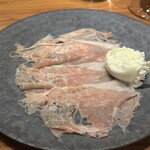 luogo - 薄く切られた生ハムとモッツァレラチーズ