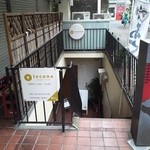 テコナ　ベーグルワークス - お店は地下にあります。