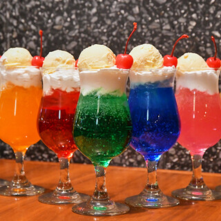 不動の人気！バニラアイスを添えた5種類のクリームソーダ◎