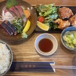 定越食堂 - 鶏の唐揚げと藁焼きセット定食。藁焼きの内訳はブリ3の、カツオ2です。ご飯とふりかけ、おかわり無料。