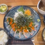 定越食堂 - 真鯛ごま定食(とびっこのせ)2100円。胡麻もとびっこも食感として邪魔してない。むしろとびっこに至っては楽しい。