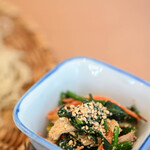 竜人 - "小鉢（こばち）"、菠薐（からな）＋紅蘿蔔絲（せりにんじんせん）＋油炸豆皮（あぶらあげ）＋芝麻（ごま）