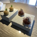 アルマーニ リストランテ - クロケットと●●（熟成ハム薄切りを春巻皮の上にのせたもの）