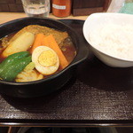 スープカレー 米KURA - 骨付きチキンカレー（ライスは普通盛り）
