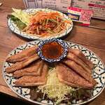 タイ・イサーン料理ヤムヤム 銀座 - ソムタムタイとカノンパンナークン（エビトースト）