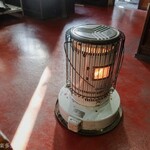 ヨコクラうどん - このストーブがまだ現役でフル稼働