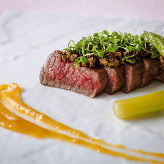 旬の素材を発酵と熟成をテーマに調理。旨みを引きだします。