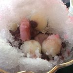 Ginzatatsutano - 夏桜の中には、小豆と白玉、紅餅が♪お好みでミルクをどーぞ☆