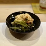 うを徳 - 北海道虎杖浜産　鱈子　八尾の葉ごぼうと桜海老　最初から贅沢なお椀が登場