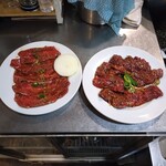 神戸苑 - ミスジ（左）ハラミ（右）