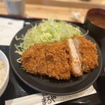 とんかつまるや - あれ？小さく見えますが、充分大きいです。