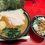豚骨醤油ラーメン 王道家 - チャーシュー麺3枚1050円+煮卵100円+チャーシューまぶし250円