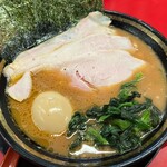 豚骨醤油ラーメン 王道家 - 濃厚で香り高いハイクオリティな一杯