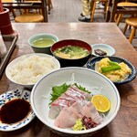 金時食堂 - 鯛とカンパチの刺身。