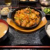 けむっ亭 - 週替わり定食　ピリ辛ホルモン炒め　1200円。ライスはかなり少ない。味噌汁はあら汁