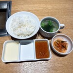 梨昌苑 - ライス大盛り、スープ、キムチ