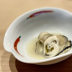 すしやのたい悟 - 三陸牡蠣。さっと火を通す事で凝縮した旨味がダイレクトに味わえ、生とはまた違った魅力を感じさせてくれます。