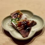 すしやのたい悟 - ヤリイカ煮付け。柔らかく煮たヤリイカに山椒の葉の香りが素敵♡