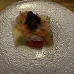 存じやす　極 - 苺、メロン、キャビアが添えられた真鯛カルパッチョ