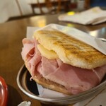 カッフェ ビアンコ - トリュフ入りハムがたっぷり