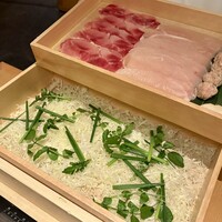 鶏料理 清水 - 木箱に入れられた 具材の登場！
                    食欲upする 映えのある盛り付けです (((o(*ﾟ▽ﾟ*)o)))
