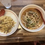 台湾ラーメン 江楽 守山本店 - 台湾ラーメンと半チャーハン