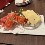 麹町ビストロ 階段の途中 - 前菜の盛り合わせ。生ハム、トマト、ナッツにチーズ。なかなか独創的なプレゼンです。