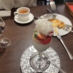 麹町ビストロ 階段の途中 - 季節のグラスデザート。白ワインのソルベの下に、フレッシュなフルーツ、白ワインジュレ、パンナコッタ、そしてフランボワーズソース。
